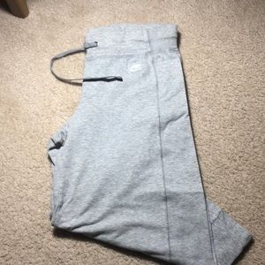 Nike crop lounge/active pants.